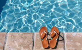summer footwear and back pain