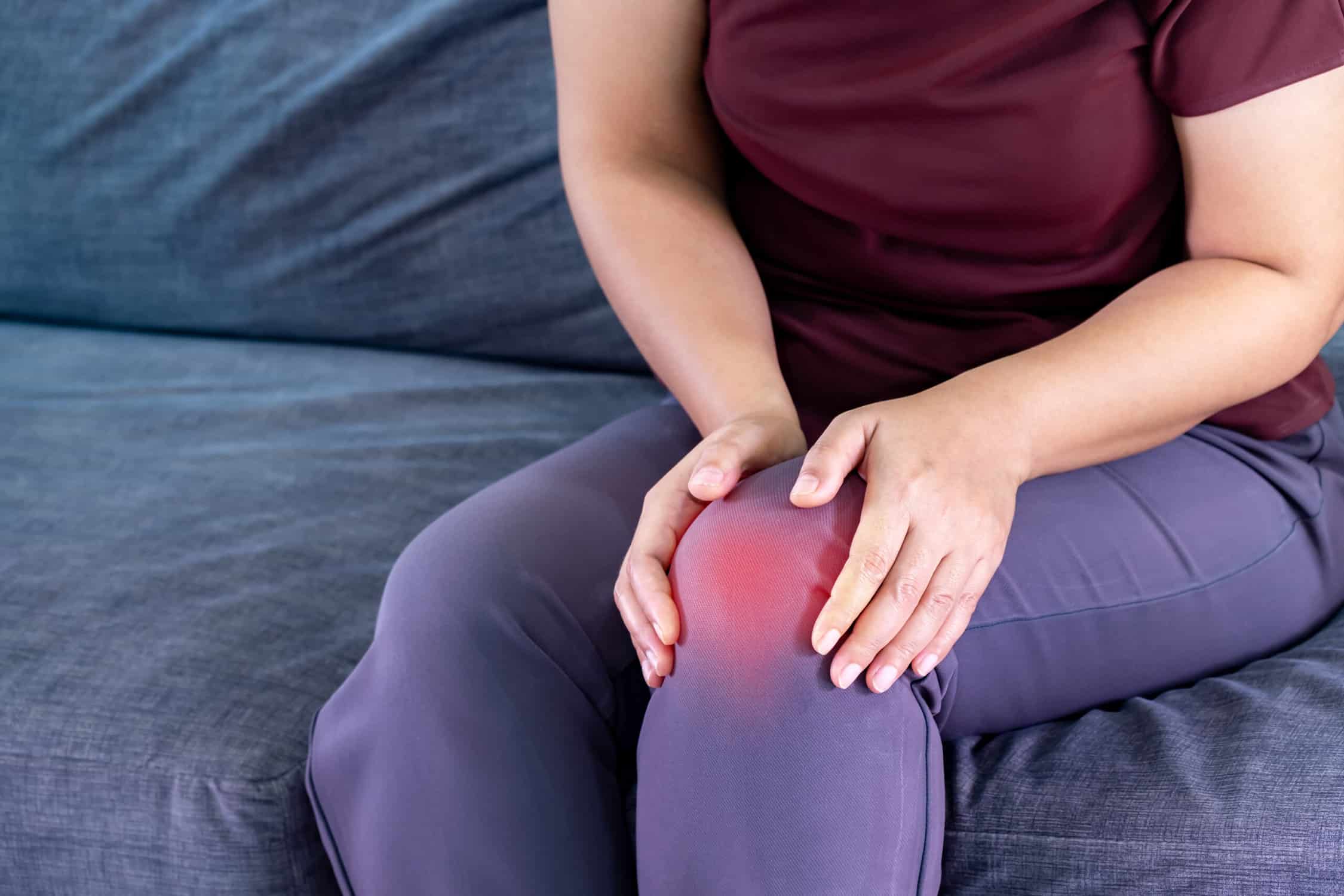 woman with joint pain and stiffness in knee